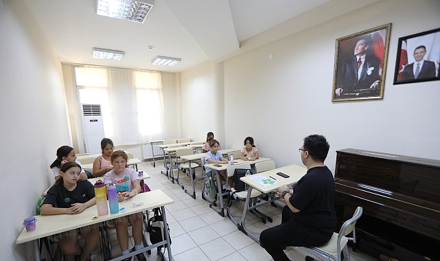 Bayraklı’da Ücretsiz Sanat Kurslarıyla Gençlerden Yaşlılara Geniş Bir Kültür Yolculuğu