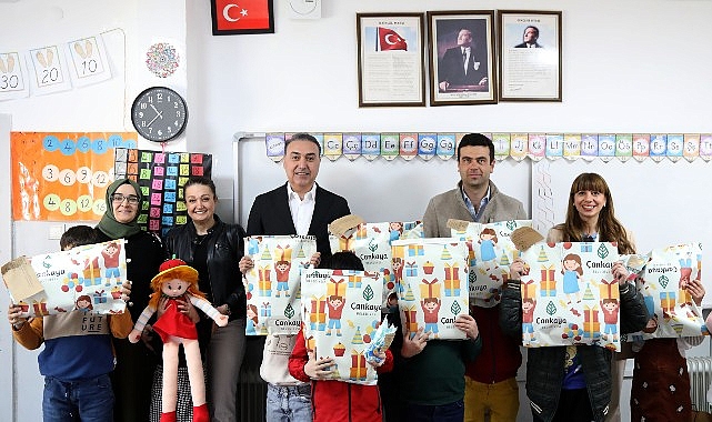 Çankaya Belediyesi Çocuklarla Bayram Sevincini Paylaştı: Karataş Öğrencilerine Hediye andışları