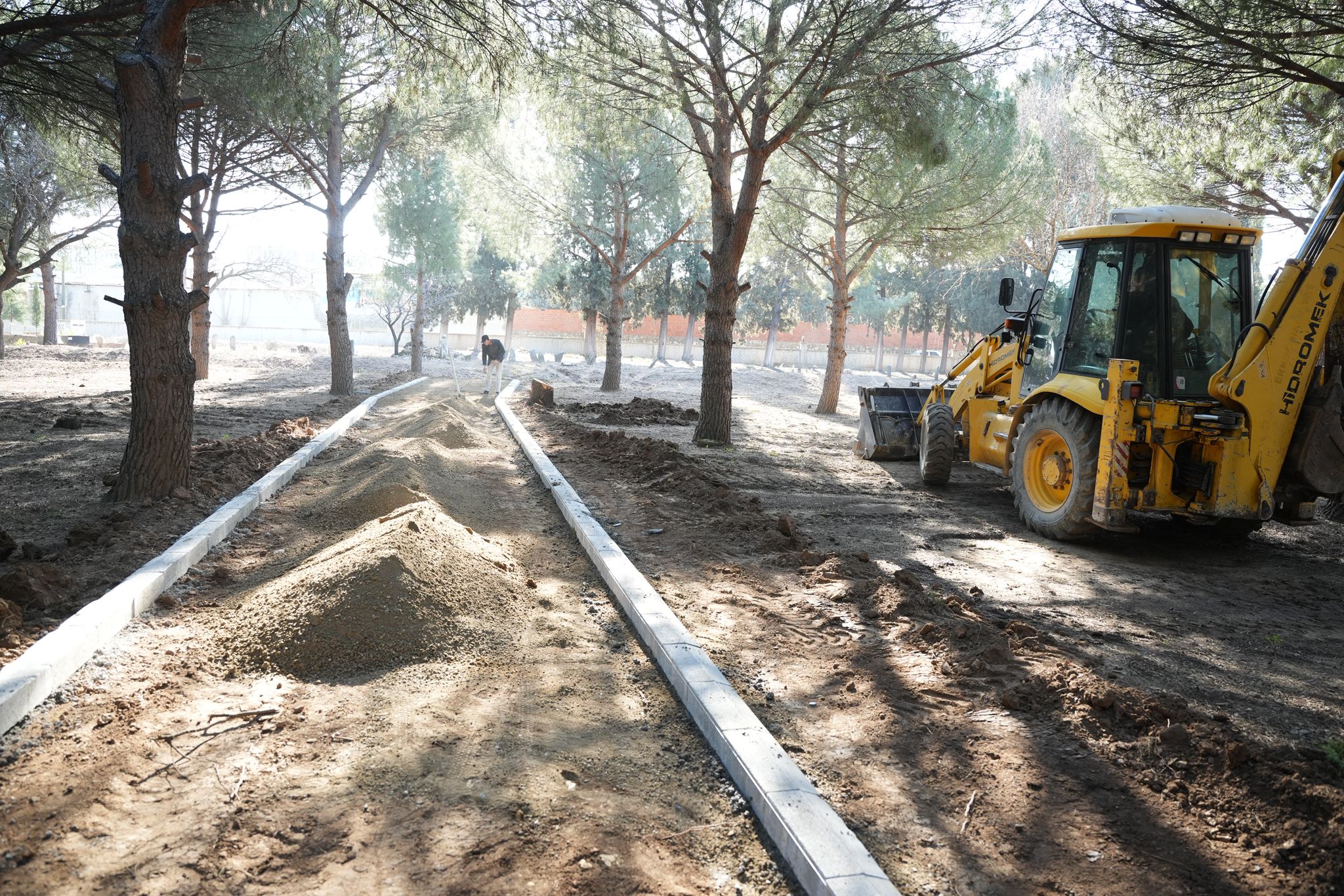 Gömeç’te Mezarlıkta Yol Düzenleme Çalışması Başladı
