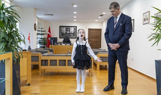 İzmir Belediye Başkanı Cemil Tugay’dan Meryem Esila Şen’e Sıcak Ziyaret ve Hediyeler
