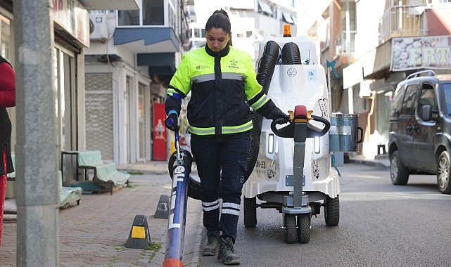 Konak’ta Fil Şehir Temizliğinde Yeni Düşünce: Üç Akülü Süpürge Sokakları Süpürüyor