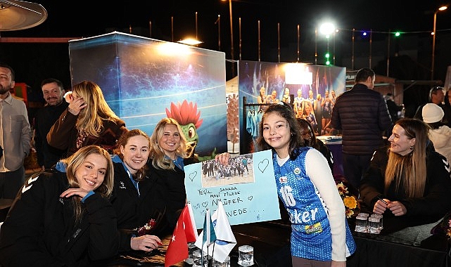 Nilüfer Belediyespor Eker Kadın Voleybolu Dünya Kadınlar Günü İmza Gününde Taraftarlara Buluştu