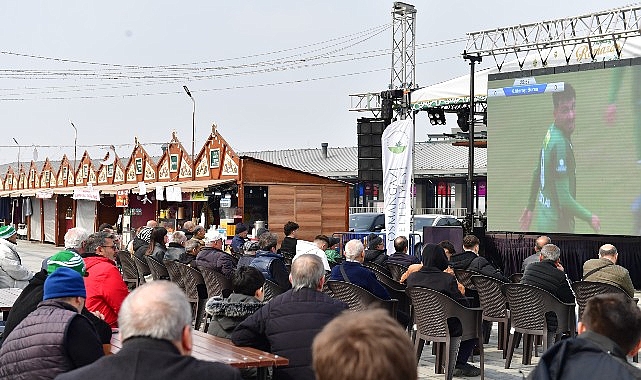 Osmangazi Meydanı, Ramazan’da Yeşil-Beyaz Coşkusuyla Şenlendi: Bursaspor Taraftarları Dev Ekranda Buluştu