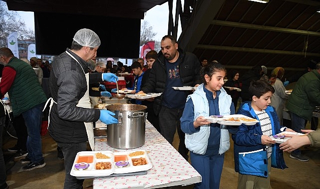Osmangazi’nin 1050 Konutlar Mahallesi’ndeki Ramazan Dayanışması: Komşuluk Sofrası Kapalı Pazar Alanı’nda Buluştu