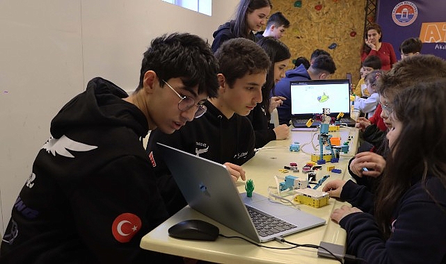 Özel Kartal Bahçeşehir Lisesi Öğrencilerinden Ücretsiz Robotik Atölyesi: 7-9 Yaş Aralığı İçin İlham Verici Deneyim