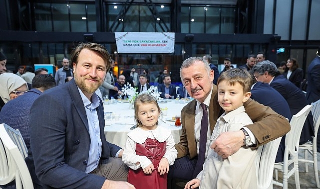 Tahir Büyükakın’dan Aile İftarı Sohbeti: Gayretle Devam, Türkiye Kilit Taşıdır