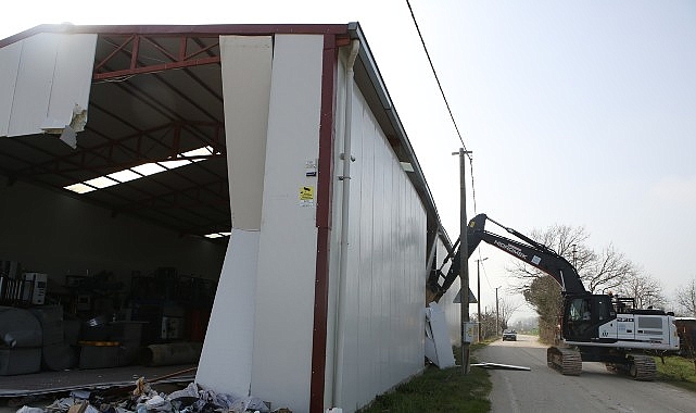 Tarım Arazilerine Kaçak Yapı Operasyonu: Tahtalı’da 900 Metrekarelik Depo Yıkımı