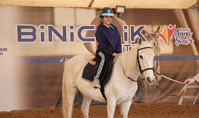 Ara Tatilde Atlarla Buluşan Minikler: Ücretsiz Binicilik Eğitimiyle Doğayla İç İçe Deneyim