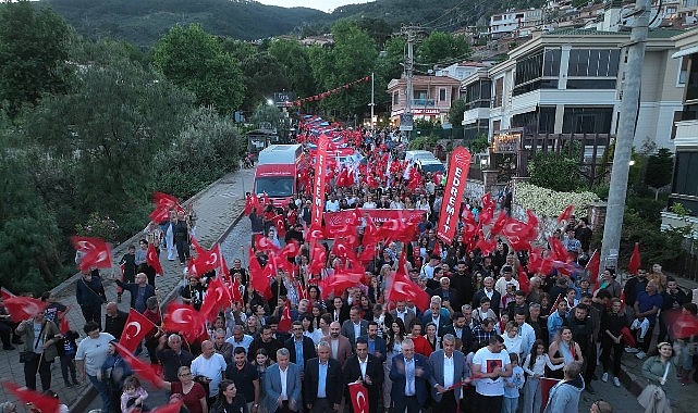 Edremit’te 19 Mayıs Coşkusu: Fener Alayı ve Melek Mosso Konseriyle Büyük Kutlama
