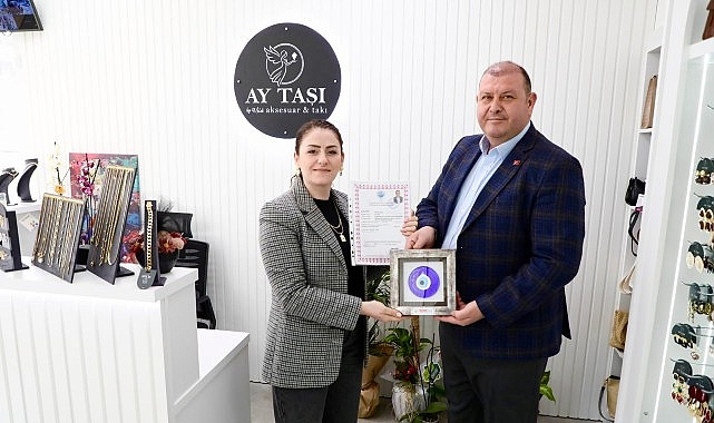 İlkay Çiçek, Eşinin İş Yerinin Ruhsatını Sürprizle Teslim Etti: Kadın Girişimini Destekleyen Belediye Başkanı