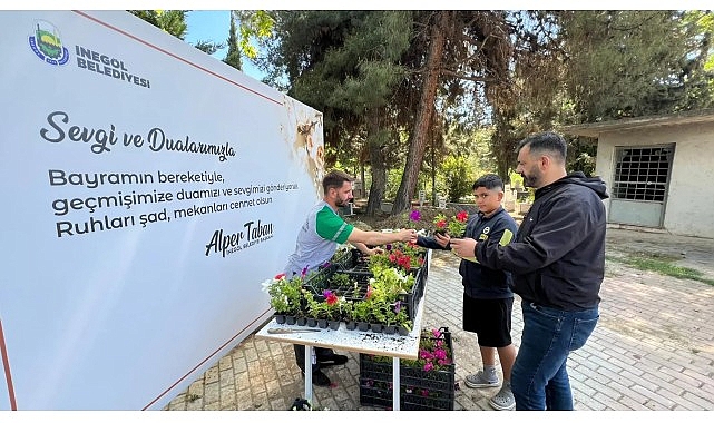 İnegöl’de Mezarlık Ziyaretçilerine Ücretsiz 6 Bin Çiçek Dağıtımı