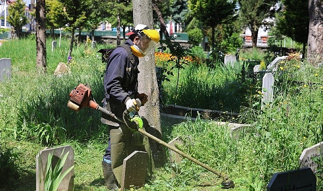 Kartepe’de Bayrama Hazır: Mezarlık ve Yeşil Alanlarda Yoğun Temizlik Seferberliği
