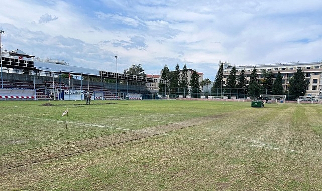 Kemer’de Park ve Bahçeler Ekipleri Çim Saha Bakımında Özverili Çalışmalar Yaptı