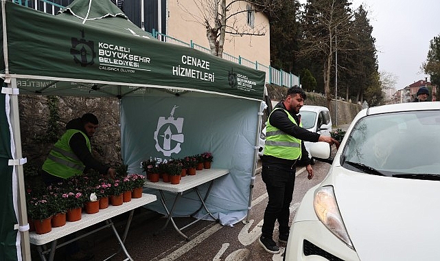 Kocaeli’nde Ramazan Bayramı Ziyaretinde Ücretsiz Çiçek Dağıtımı ve Ulaşım Hizmeti