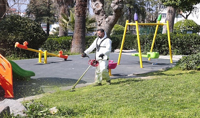 Konak Belediyesi Park ve Bahçeler Müdürlüğü’nün Bahar Bakımı Yoğun Mesaisiyle Şehri Yeniledi