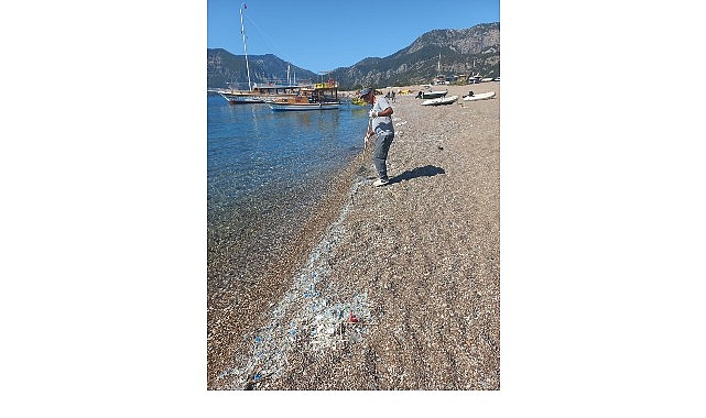 Ulupınar Çıralı Sahilinde Plastik Atık Temizliği: Belediye Ekiplerinden Kesintisiz Çalışma