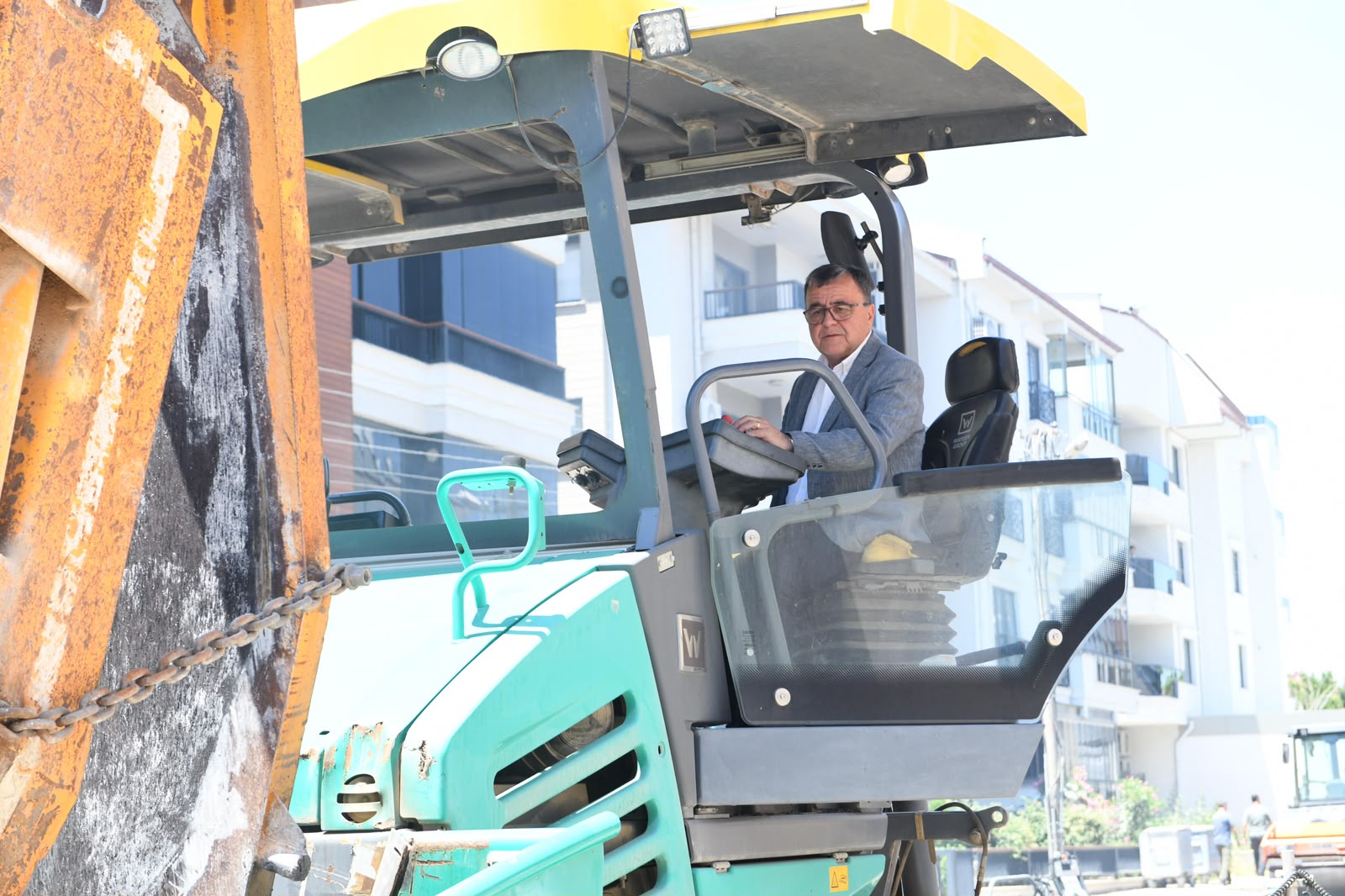 ALTIEYLÜL’DE ASFALT MESAİSİ ARALIKSIZ SÜRÜYOR 