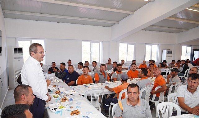 Ayvalık’ta Temizlik Çalışanlarına Gönülden Teşekkür: Kentimizin Temizliği İçin 24 Saat