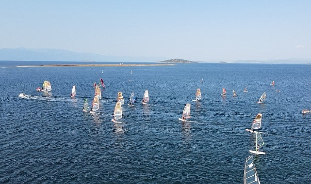 Ayvalık’ta Ücretsiz Windsurf Kursları: Çocuklar İçin Karne Hediyesi