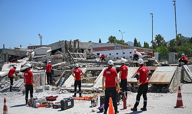 Bornova BAK Ekibi AFAD İzmir Tatbikatında Arama-Kurtarma Başarısını Gösterdi