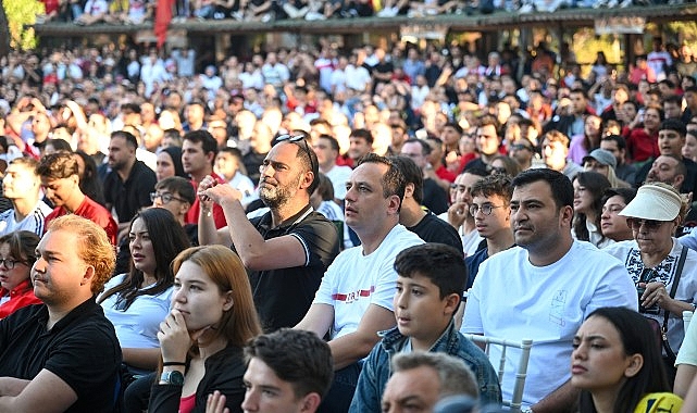 Bornova’da A Milli Futbol Takımı İçin Büyük Ekranlarda Coşku Dalga Dalga