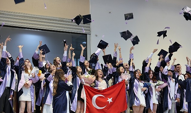 DEÜ Eğitim Fakültesi Mezuniyet Töreni 2025-2026: Sorumluluk ve Gurur Dolu Anlar