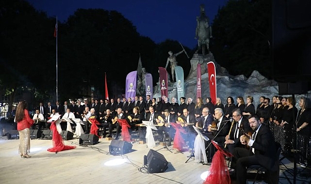 İnegöl’de Türk Sanat Müziği Korosu Heykel Meydanı’nda Büyüledi: Açık Hava Konseri Coşkusu