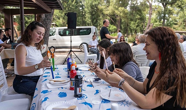 Kaşıkların Ritmiyle Bornova Halk Dansları Festivali Başladı: Kültür ve Gelenekler Büyükparkta Canlandı