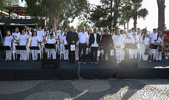 Kemer’de Cumhuriyet Orkestrası ile Yazın İlk Konseri ve Zeybek Şovu