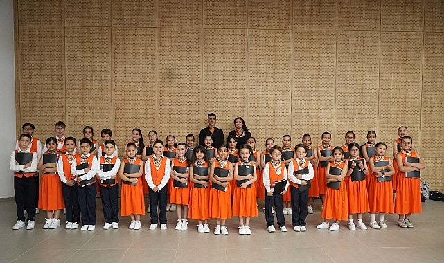 Kocaeli Büyükşehir Belediyesi Çocuk Korosu ve Orkestrası Sanat Galerisi’nde Büyüledi: Genç yetenekler sahnede parladı