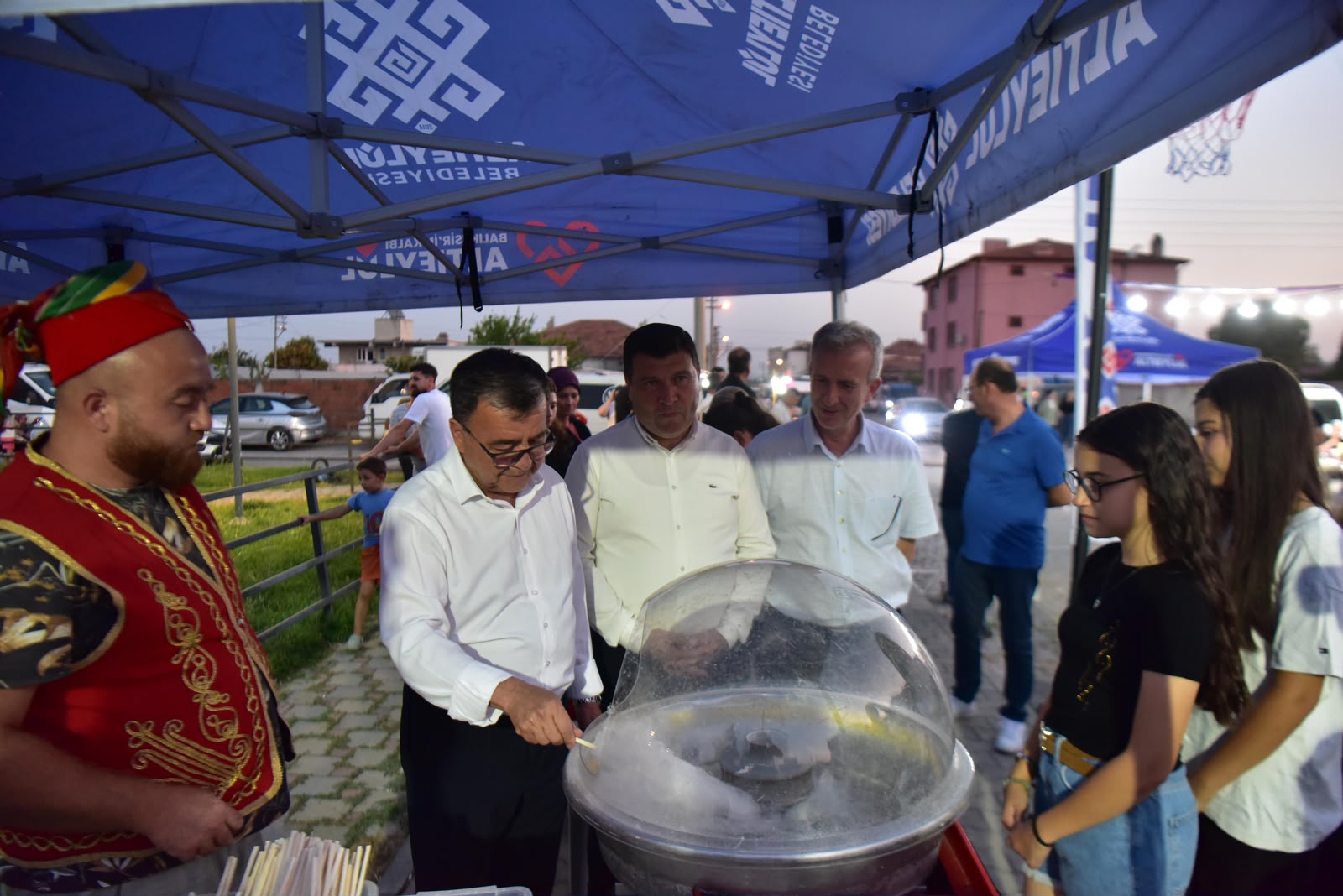 YAZ AKŞAMLARI MAHALLELERE RENK KATIYOR