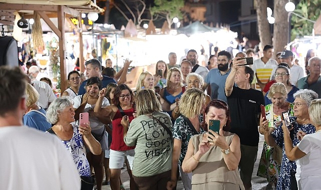 Altınkum Sanat Sokağı’nda Cumhuriyet Kadınları Ritim Grubu Coşkusu ve Doğum Günü Duygusu