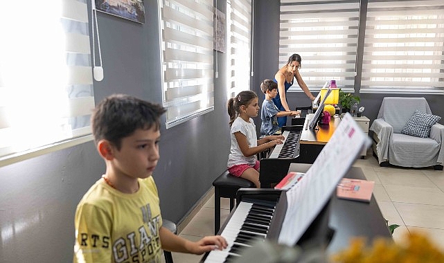 Bornova Yaz Kurslarıyla Yaşayan Bir Yaz: 10 Merkezde 25 Branş, 1.706 Kursiyerle Başladı