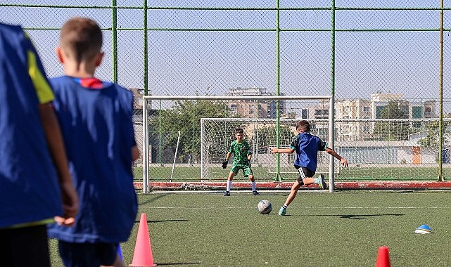 Buca’da Ücretsiz Yaz Futbol Kurslarıyla Çocuklar Hem Eğleniyor Hem Öğreniyor