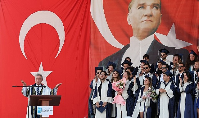 DEÜ GSF 2025-2026 Mezuniyet Töreni: Sanatın Işığını Geleceğe Taşıyan Mezunlar
