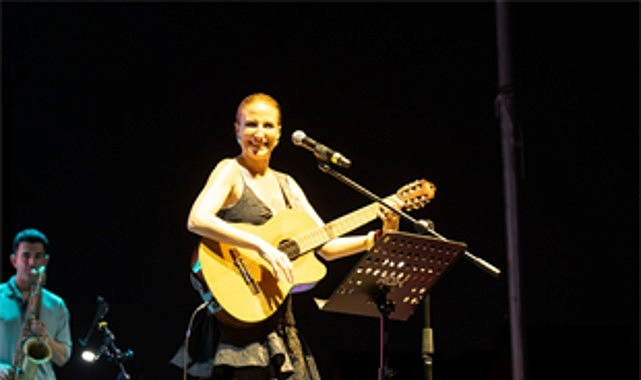 İzmir Çim Konserleri: Ücretsiz Yaz Akşamları Havagazı Fabrikası’nda Devam Ediyor