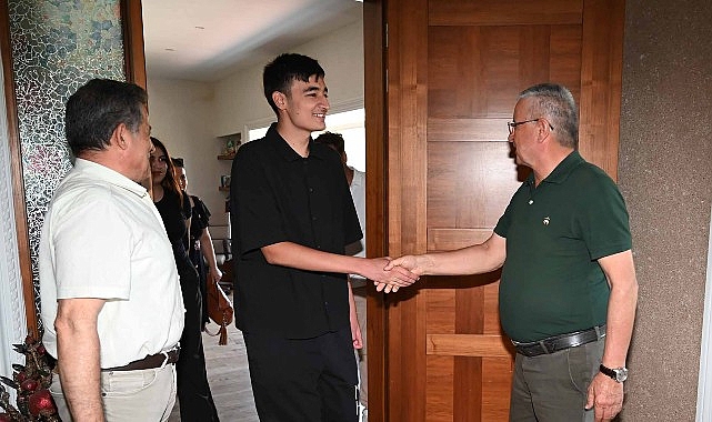 Kemer Belediyesi’nden YKS Başarısı: Gençler ve Eğitim Destekçilerinden Tebrikler