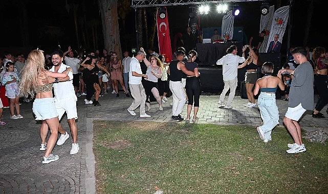 Kemer’de Latince Ritmler ve Yaz Akşamları: Dans ve Müzik Dolu Geceler