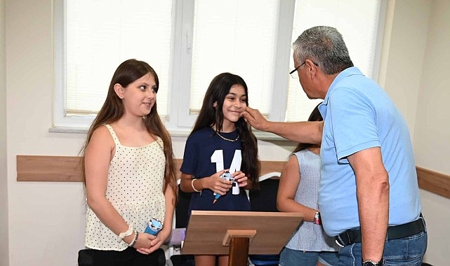 Kemer’de Yaz Kursları Öğrencilerine Dondurma Sürprizi ve Moral Desteği