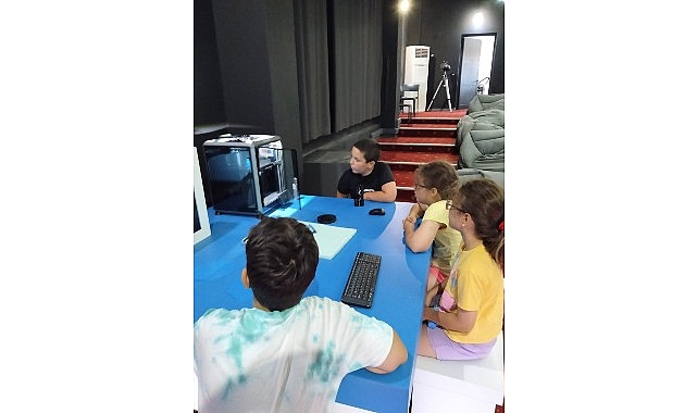 Konak Belediyesi Sancar Maruflu Bilim Merkezi 3D Tasarım Atölyesiyle Yazı Renklendiren Keşifler
