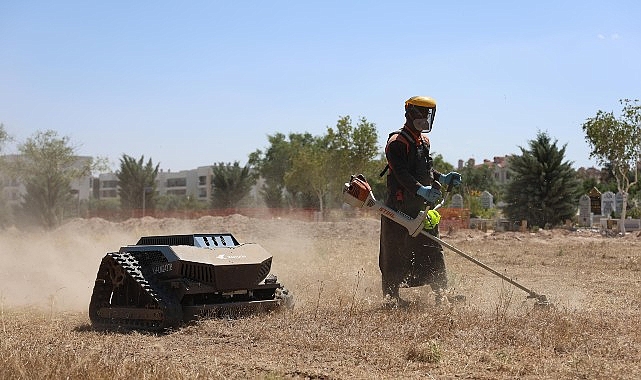 Mezarlık Bakımında Uzaktan Kontrollü Ot Biçme Robotlarıyla Verimlilik Artıyor