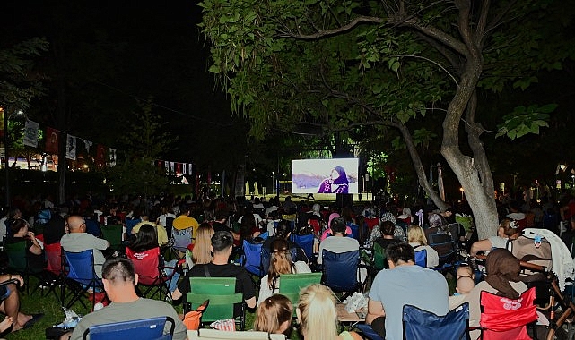 Selvi Boylum Al Yazmalım ile Açık Hava Sinema Geceleri Manisa’da Başladı