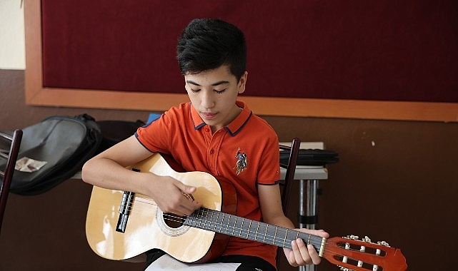 Yaz Dönemi Etkinliklerinde Gitar Eğitimi Heyecanı