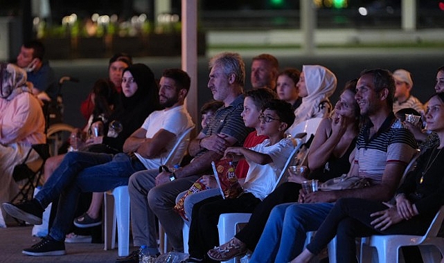 Yaz Neşesi Etkinlikleriyle Kocaeli Sokakları Coşuyor: Müzik, Sinema ve Patlamış Mısır