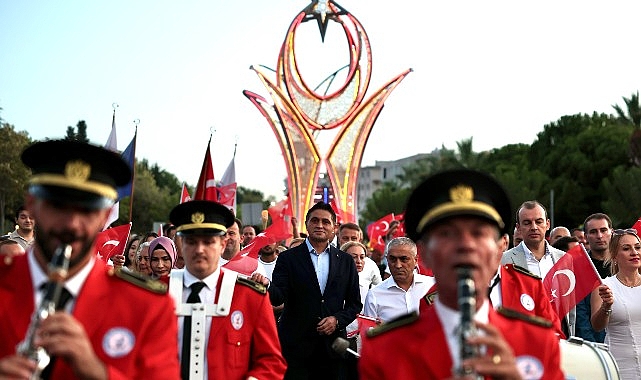 Aliağa Zafer Bayramı 104. Yıl Coşkusu: Törenler, Kortej ve Özcan Deniz ile Finale