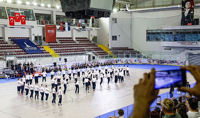 Balkan Halk Danslarıyla İzmir’de Final Gecesi: Ücretsiz Kurs Dönemi Tamamlandı