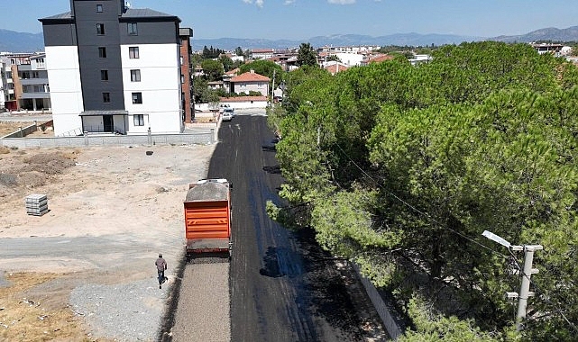 Burhaniye’de Yol Yapım ve Onarım Çalışmaları Tüm Mahallelerde Programlı Şekilde Sürüyor