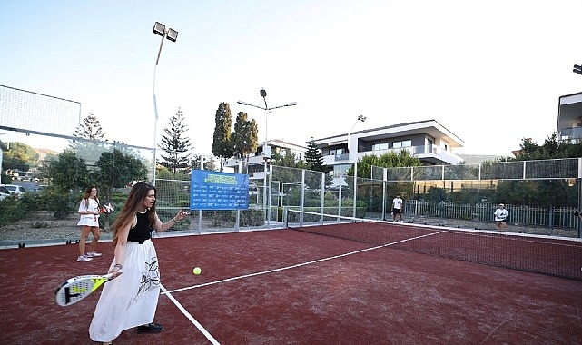 Çeşme’de Yeni Padel Kortu: Gençler ve Toplum İçin Sporun Merkezinde Buluşma