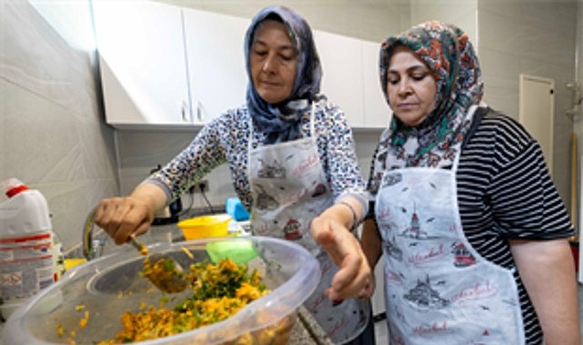 Dayanışma Mutfağı: Annelerin Buluşma ve Evine Yemek Götürme Hareketi İzmir’de