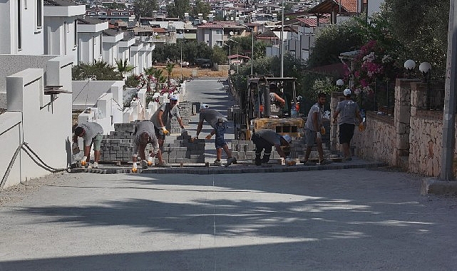 Didim’de Akbük’te Parke Taşı Çalışmaları Yeni Noktalar İçin Hızla Devam Ediyor